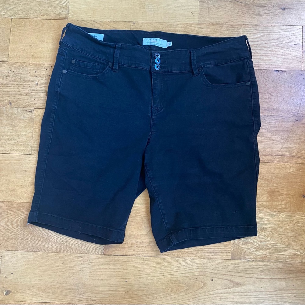 Black bermuda short